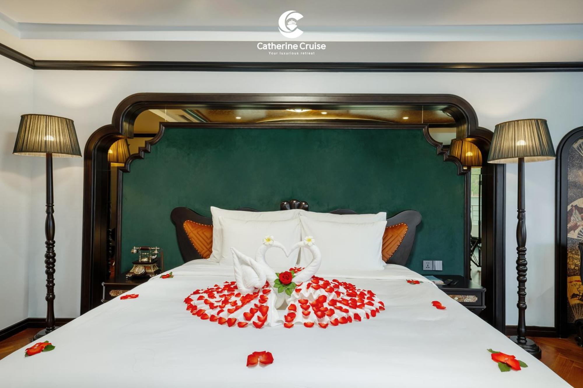 Catherine Cruises Ha Long Bay Exterior photo