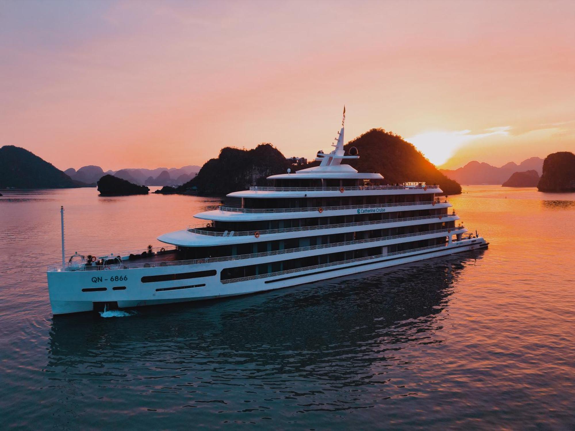 Catherine Cruises Ha Long Bay Exterior photo
